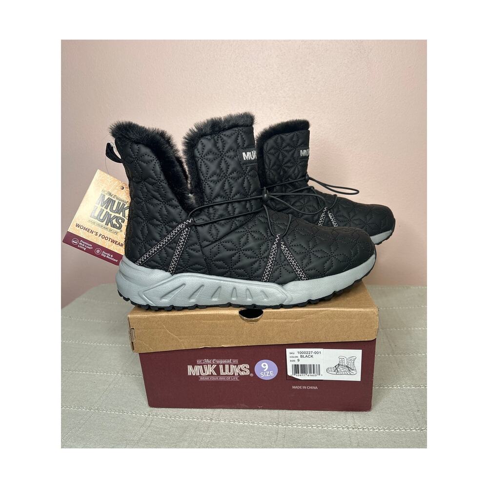 Muk Luks Women's Black Quilted Faux Fur Trim Lace Up Ankle Boot Platform Size 9